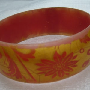 Vintage Armreif aus orangefarbenem Kunststoff