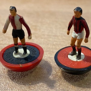 Vintage Subbuteo Fußballspieler Figuren - Lot von 19 + 3 geklebt