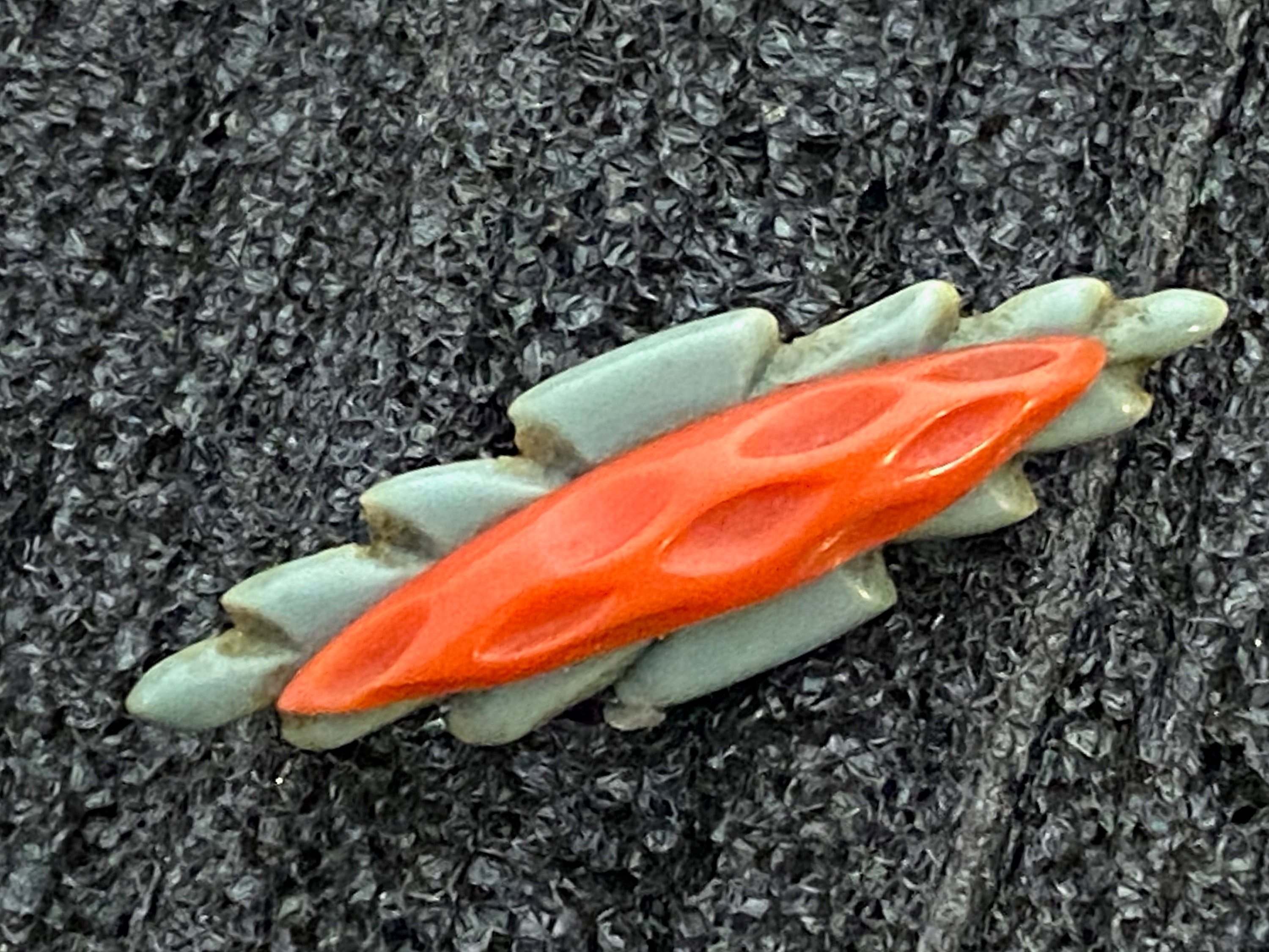 Broche Ancienne Salamandre Jean Painlevé - Métal Doré Déposé Sur Bakélite/galalithe - Années 1930