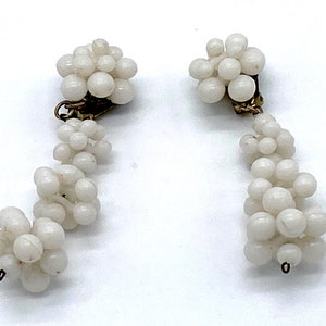 Clip de plástico temprano vintage en pendientes - uvas blanquecinas