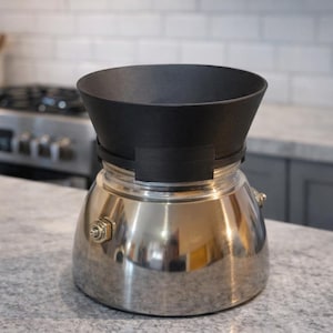 Può includere: Un set di tre tazze in ceramica con finitura opaca e macchiettata. Le tazze sono nei toni del crema, grigio chiaro e grigio scuro. Ogni tazza ha un design semplice e minimalista, perfetto per caffè o tè.