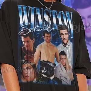 Könnte beinhalten: Schwarzes Unisex-T-Shirt mit einem blau verlaufenden Grafikdruck von "Winston Schmidt" und mehreren Bildern eines Mannes. Das Shirt hat auch das Wort "Unisex" darunter aufgedruckt. Lässiger Stil.