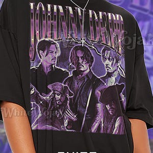 Könnte beinhalten: Schwarzes Unisex-T-Shirt mit einer Grafik von Johnny Depp in verschiedenen Rollen und dem Namen "JOHNNY DEPP" in Lila und Weiß. Das Shirt hat unten den Text "SHIRT Unisex".