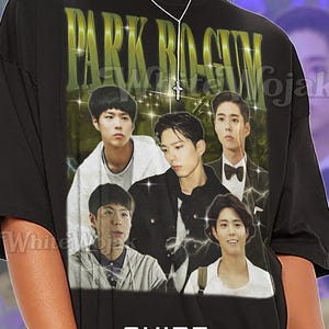 Könnte beinhalten: Schwarzes Unisex-T-Shirt mit einer Grafik von fünf Männern und dem goldenen Text "PARK BO-GUM". Das Shirt hat auch den Text "White Woja" und "SHIRT Unisex". Das Model trägt ein 2XL Unisex-Shirt.