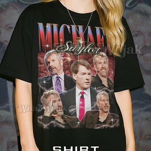 Könnte beinhalten: Schwarzes Unisex-T-Shirt mit einer Grafik eines Mannes und dem Text "Michael Saylor". Das Shirt hat auch die Wörter "Shirt" und "Unisex" aufgedruckt. Das Model trägt ein 2XL-Shirt.
