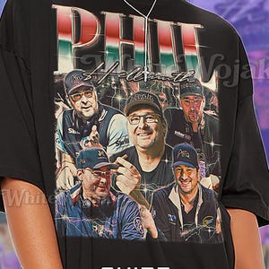Pode incluir: Camiseta unissex preta com um gráfico de Phil Hellmuth e o texto "Phil Hellmuth". A camisa tem um design de estilo vintage com várias imagens de Phil Hellmuth. A palavra "Unisex" também é impressa na camisa.