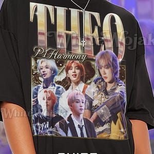 Könnte beinhalten: Schwarzes Unisex-T-Shirt mit dem Wort "THEO" in goldener, verblasster Schrift und "P1Harmony" darunter. Das Shirt zeigt eine Collage von Bildern der Musikgruppe. Auf dem Shirt steht das Wort "Unisex".
