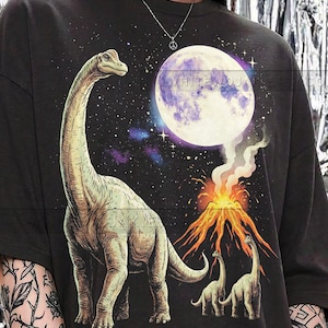 Tshirt vintage Brachiosaurus Volcano Graphics Comfort Colors® des années 90, cadeau dinosaure rétro de l'espace des années 2000 streetwear dinosaure des années 2000 pour les amoureux des animaux,