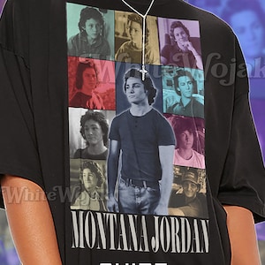 Könnte beinhalten: Schwarzes Unisex-T-Shirt mit einer Collage von Bildern von Montana Jordan. Das Shirt hat den Aufdruck "MONTANA JORDAN" und "SHIRT Unisex". Das Shirt ist aus einem weichen Material.