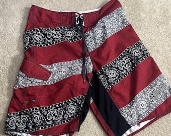 Calções de banho Billabong vintage Y2K com estampa de caveiras e paisley, bordados, tamanho masculino 31.