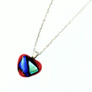 Piccola collana a forma di cuore in vetro fuso rosso