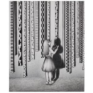 Peut inclure: Dessin au crayon noir et blanc représentant une personne en robe, face à une ombre sombre. Des rayures verticales à motifs variés sont en arrière-plan. L'œuvre a un style illustratif et fantaisiste.
