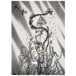 Peut inclure: Illustration en noir et blanc d'une femme en robe fleurie, encadrée de vignes. Des accents dorés mettent en valeur les fleurs et les vignes. Des papillons et une libellule sont également représentés.