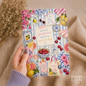 Op de afbeelding: Een decoratief notitieboek met een zomerthema. De cover bevat illustraties van citroenen, kersen en zonnebrillen, met de tekst "here's to sunshine, salt air & summer days." Het ontwerp bevat blauw-witte strepen, bloemelementen en de woorden "La Dolce Vita."