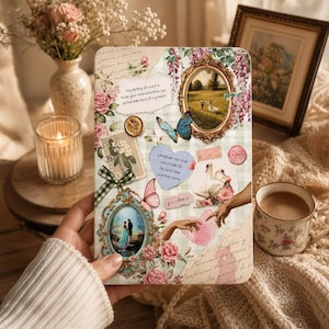 Peut inclure: Une coque de tablette rectangulaire ornée d'un collage de style vintage avec des motifs floraux, un papillon bleu, deux cadres dorés contenant des paysages, deux cygnes et du texte incluant "My darling all I want is your moon and show you the little stars of my heart."