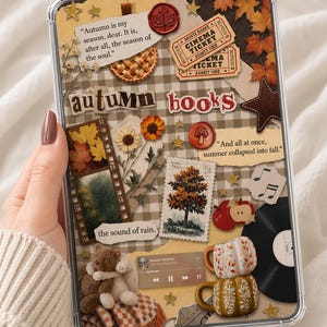 Può includere: Una custodia trasparente per tablet con un collage a tema autunnale che include i testi "autumn books", "Autumn is my season, dear. It is, after all, the season of the soul", "And all at once, summer collapsed into fall" e "the sound of rain".