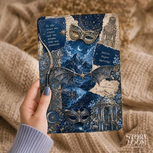 Pode incluir: Uma capa de livro de fantasia azul e dourada com um dragão, máscaras e texto. A capa apresenta uma cena noturna com montanhas, uma lua crescente e as frases "To the stars who listen" e "Hello, Feyre darling!"
