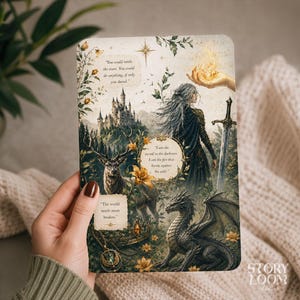 Może przedstawiać: Dziennik o tematyce fantasy ze szczegółową ilustracją. Okładka przedstawia zamek, jelenia, smoka i kobietę z długimi srebrnymi włosami. Tekst zawiera cytaty o gwiazdach, ciemności i uzdrawianiu. Dziennik jest trzymany przez osobę.