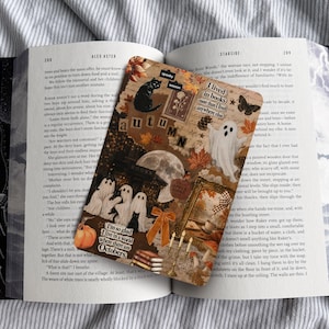 Op de afbeelding: Een rechthoekige boekenlegger met een collage van herfstafbeeldingen, waaronder een zwarte kat, geesten, een volle maan, oranje bladeren, een pompoen en boeken. De tekst op de boekenlegger luidt: "spooky season", "I lived in books more than I lived anywhere else", "autumn", "I'm so glad I live in a world where there are Octobers."