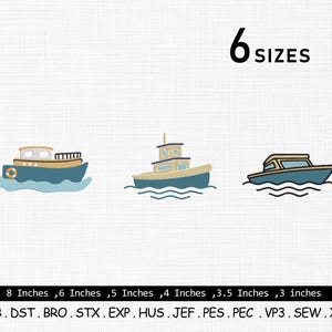Op de afbeelding: Drie cartoonboten in blauw, beige en wit, met de tekst "6 SIZES" erboven. Hieronder staat "8 Inches, 6 Inches, 5 Inches, 4 Inches, 3.5 Inches, 3 inches". De onderkant van de afbeelding toont borduurformaten.