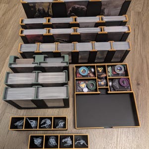 Organizador impresso em 3D para o jogo de tabuleiro Stalker (TBG), contendo itens para a caixa básica, metas adicionais e histórias pessoais. Acessório impresso em 3D para jogos de tabuleiro.