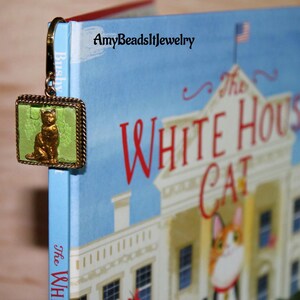 Handmade Cat Resin Pendant Bookmark – Gold-Plated Vintage Style | Gift for Book Lovers & Cat Fans