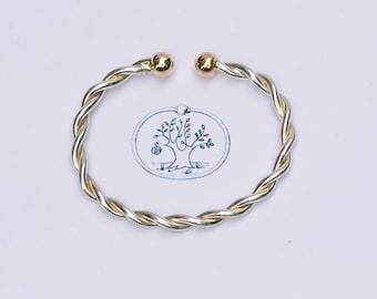 Pulsera ORIGINAL de Eden Hand Arts con diseño de giro abierto en plata de ley y bola de oro de 14 quilates.