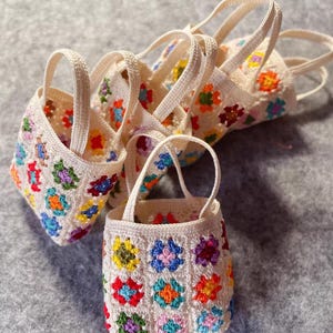 Miniatuur gehaakte tas/draagtas op schaal 1/6 voor modepoppen/haakkunst