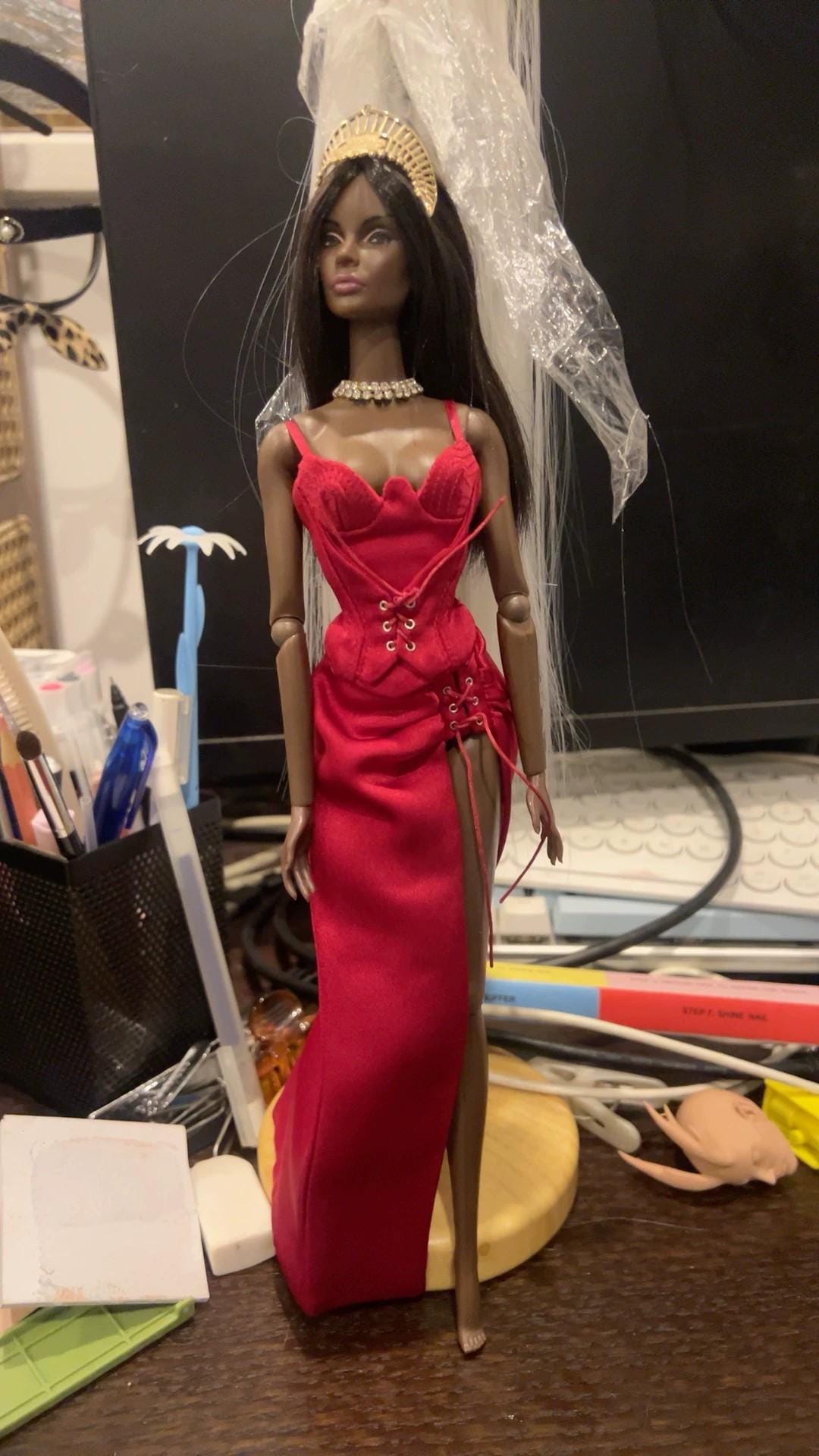 Barbie Rétro Poupée Mannequin Soirée Pyjama, cheveux noirs bouclés