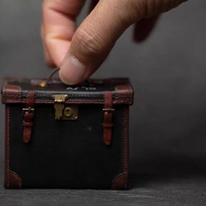 1/6 Scale Miniature  Leo Suitcase/Weapon Box /Leather Case