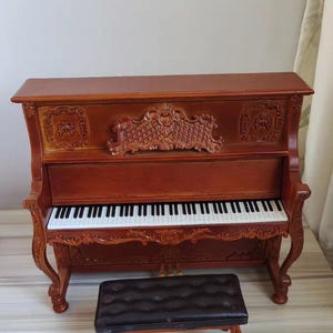 Piano vertical en miniatura a escala 1/6 para casa de muñecas