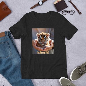 Camiseta Baby Tiger Cuteness: camiseta unisex suave y liviana. 100% algodón peinado e hilado en anillos.
