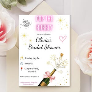 Uitnodiging voor een sprankelende bruidsdouche - Bewerkbare Canva-sjabloon - Disco-thema met champagnefles - Uitnodiging met roze glitter - Direct downloaden