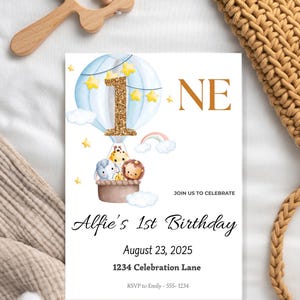 Convite de 1º aniversário em balão de ar quente azul | Modelo editável do Canva | Convite de Ursinho de Pelúcia em Aquarela | Download instantâneo