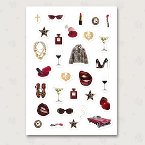 Peut inclure: Une planche d'autocollants avec des éléments de mode et de style de vie. Comprend un manteau léopard, du rouge à lèvres rouge, des lunettes de soleil, une voiture rouge décapotable, des verres à martini et un collier doré.