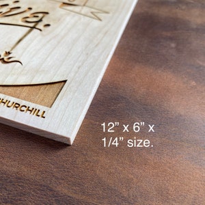 Op de afbeelding: Een houten bord met de tekst "Churchill" en de woorden "12" x "6" x "1/4" size.
