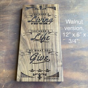 Op de afbeelding: Een bord van walnoot hout met de quote "You make a living by what you earn, you make a life by what you give." van Winston Churchill. Het bord meet 30,5 cm bij 15,2 cm bij 1,9 cm.