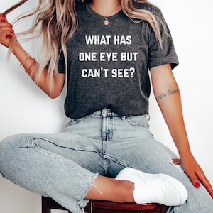 Skurril Unisex T-Shirt: Lustiges Rätsel Shirt, Clever Phrase T-Shirt, Geschenk für Freunde, Lässige Humor Kleidung, Einzigartiger Gesprächsstarter
