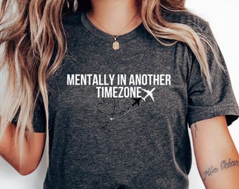 メンタル・イン・アウェイ・タイムゾーン Tシャツ | トラベルプレーングラフィック