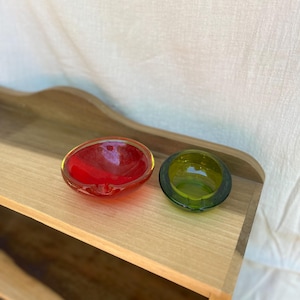 Cuencos o ceniceros retro de mediados de siglo de cristal de Murano verde y rojo Sommerso: piezas decorativas que se venden juntas