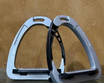 Estribos de seguridad para caballos: estribos de aluminio ligeros con sistema de liberación rápida para monturas inglesas y vaqueras.