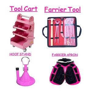 Peut inclure: Un chariot à outils en métal rose à trois étagères sur roulettes, un kit d'outils de maréchalerie dans une trousse bleu marine, un support de pied en métal rose à base circulaire et un tablier de maréchal rose et noir avec poches.