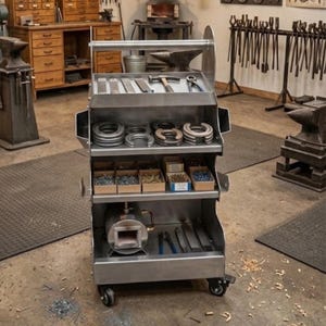 Puede incluir: Un carro de herrero metálico sobre ruedas, lleno de herramientas y suministros. El carro tiene varios estantes con herraduras, clavos, martillos, tenazas y una pequeña fragua. El taller incluye yunques y otros equipos de herrería.