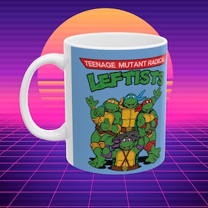 Può includere: Tazza in ceramica bianca con un'immagine dei Teenage Mutant Ninja Turtles e la scritta "TEENAGE MUTANT RADICAL LEFTISTS" su sfondo blu. La tazza ha un manico bianco e uno sfondo retrò con tramonto e griglia.