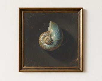 Puede incluir: Pintura enmarcada de una concha de nautilus. La concha tiene forma de espiral con tonos de azul, verde y marrón. El fondo es oscuro y el marco es de color oro antiguo cálido.
