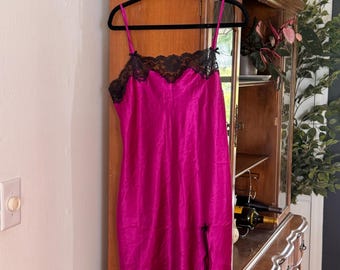 Sukienka Victoria’s Secret w kolorze fuksji z satyny vintage, koszulka z koronką Y2K, sukienka bieliźniana w intensywnym różu