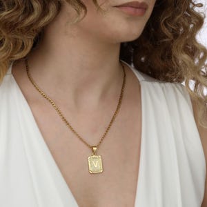 Collar con letra inicial de oro de 18 quilates, colgante con medalla de oro, regalo para el Día de la Madre, colgante con medallón rectangular con alfabeto cuadrado