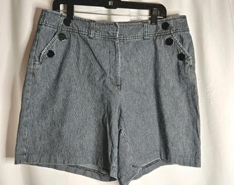 Shorts vaqueros vintage Westport de rayas finas para mujer, talla 16W, talle alto y detalle de botones.