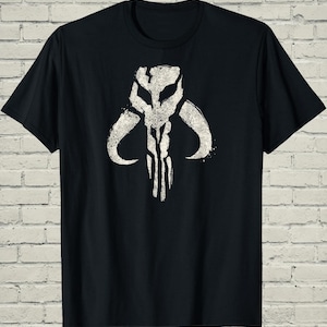 Mandalorian Icon Graphic Shirt, Retro Star Wars Galaxy Edge Vacation Tee, Geeky Sci Fi Movie Fan Birthday Gift For Him bild 1