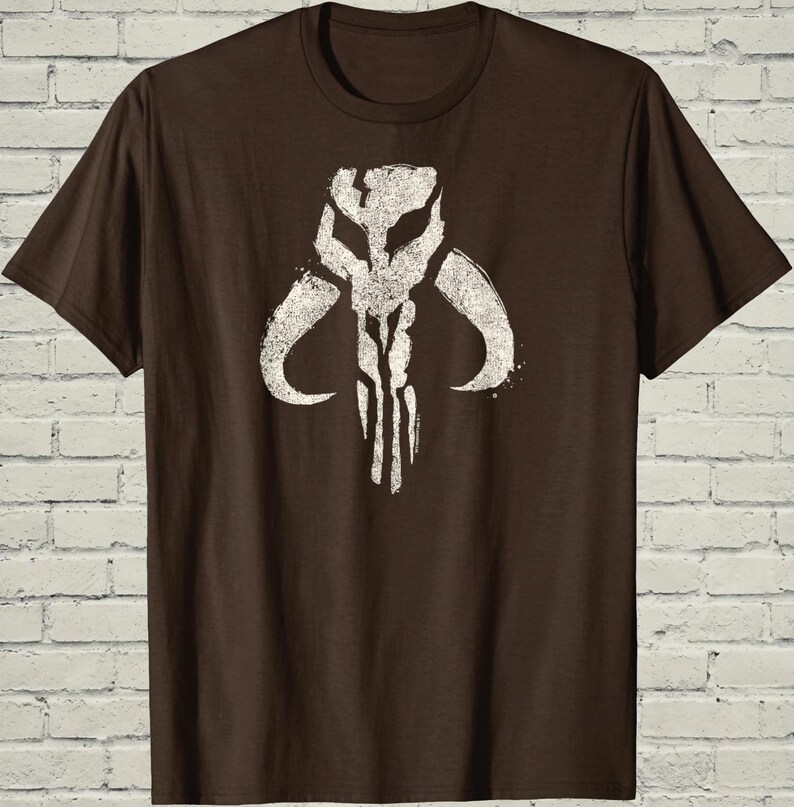 Mandalorian Icon Graphic Shirt, Retro Star Wars Galaxy Edge Vacation Tee, Geeky Sci Fi Movie Fan Birthday Gift For Him bild 3